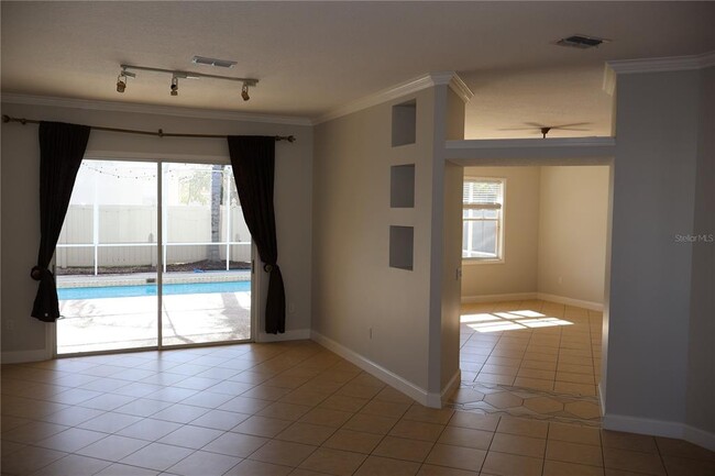 Building Photo - 857 Belted Kingfisher Dr S