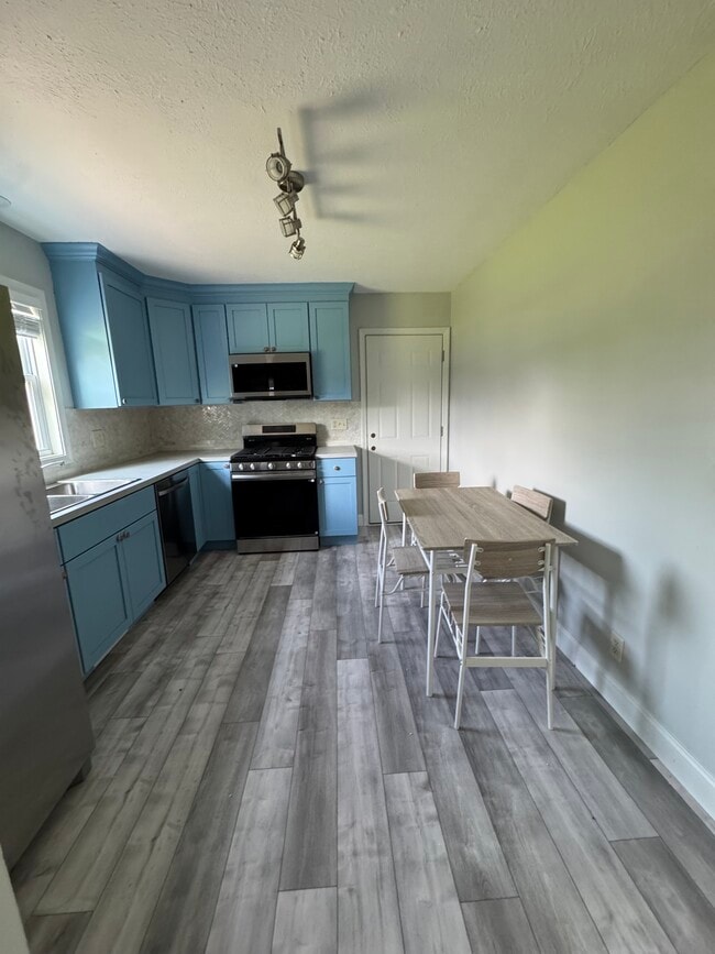 Kitchen - 214 Lindell Dr