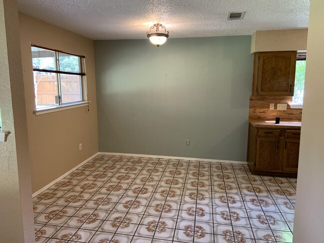 Building Photo - 4610 White Elm Dr