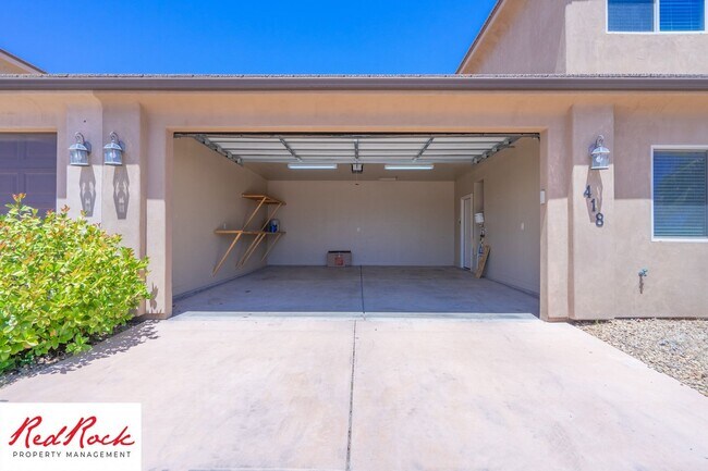 Foto del edificio - Dog Friendly, Pleasant 4 Bedroom, 2.5 Bathroom Townhome