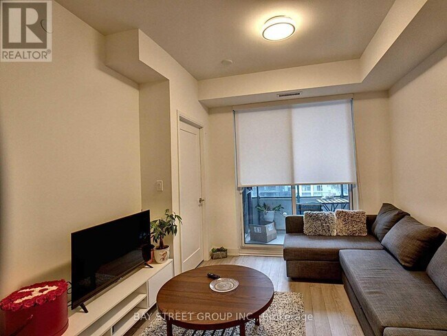 Building Photo - 576 Front St W