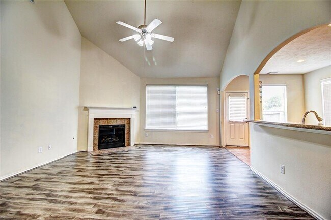 Foto del edificio - 6819 Great Oaks Shadow Dr