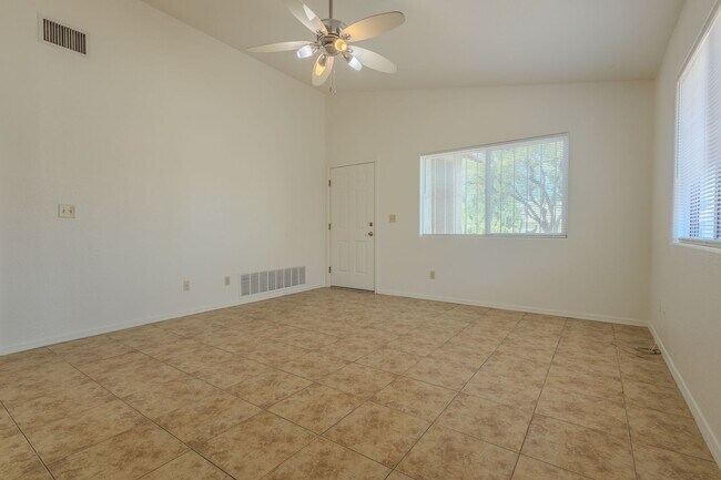 Building Photo - 3 Bedroom, 2 Bath