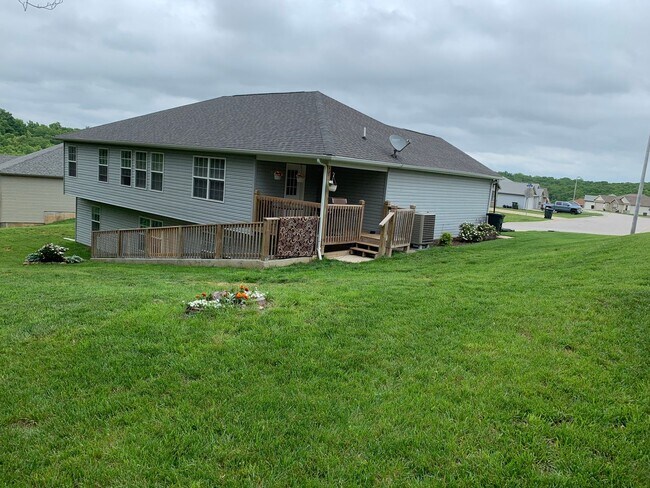 Foto del edificio - Beautiful Home with Plenty of Storage and Covered Back Porch
