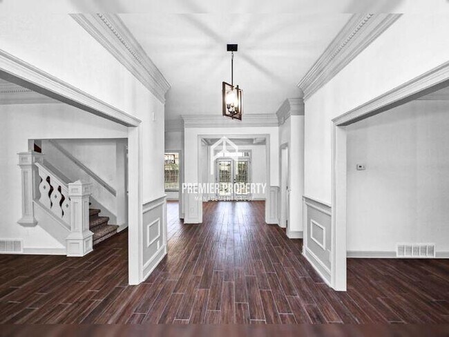 Building Photo - 2240 Lansingwood Dr