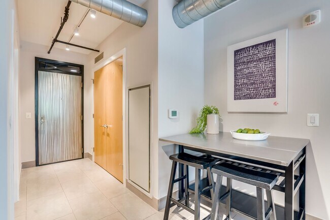 Foto del edificio - Logan Circle Condo | 2 Bed | 2 Bath | 1,000 Sf | 1 Garage Parking Space