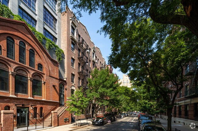 Building Photo - 130 W 16th St