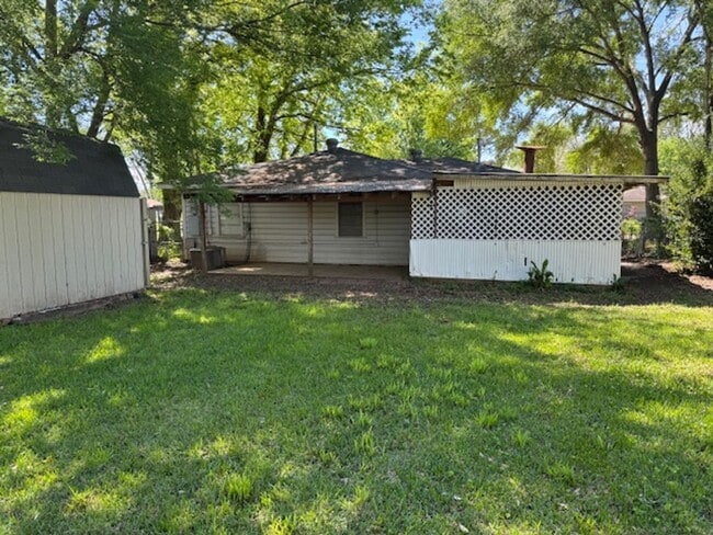 Building Photo - 1711 San Saba St