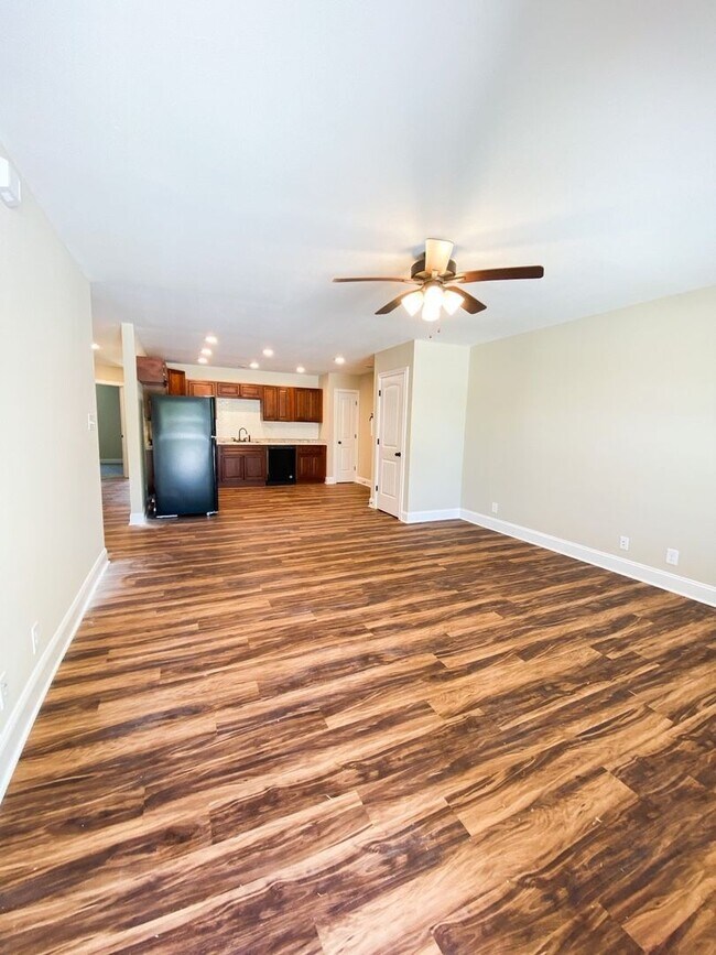 Foto del edificio - 102 Meadow Ln