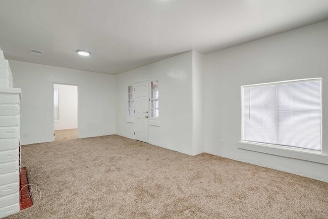 Building Photo - 604 Woodrow Ave