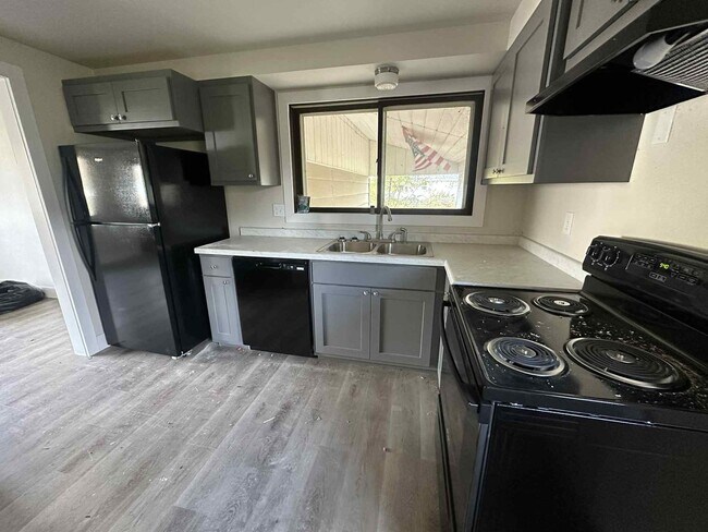 Foto del edificio - REMODELED 2 Bedroom Duplex