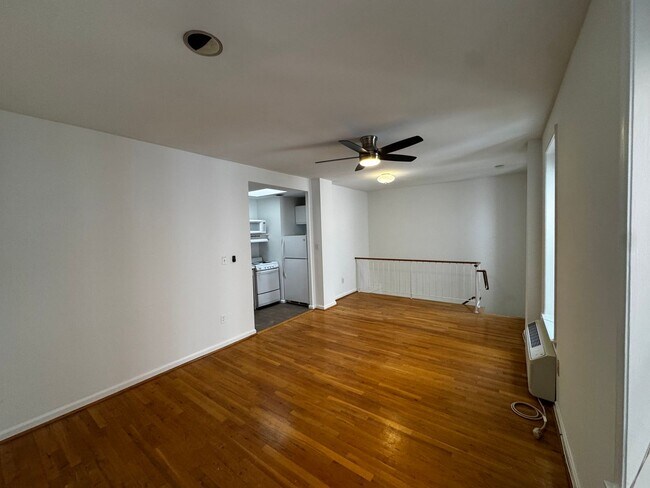 Building Photo - Two-Level Kalorama Condo with Washer/Dryer, Near Dupont Metro