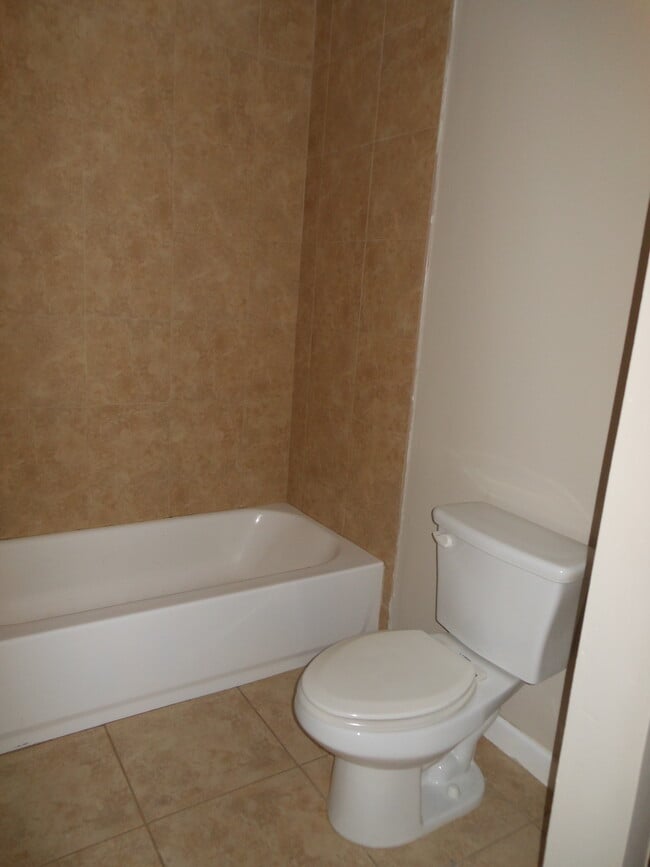 Bathroom 2 - 901 E Redbud Ave