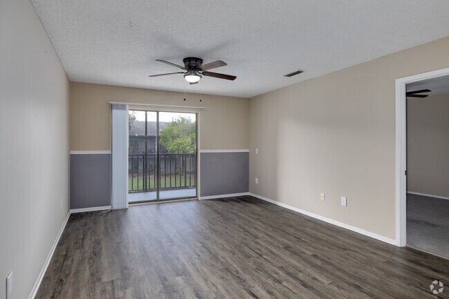 2 habitaciones, 2 baños - 1150 pies cuadrados - Sala de estar - Bridgewater Pointe Apartments