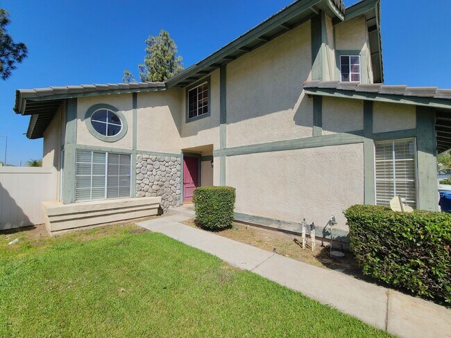 Foto del edificio - Two-Story 4-Bedroom Home in San Bernardino!