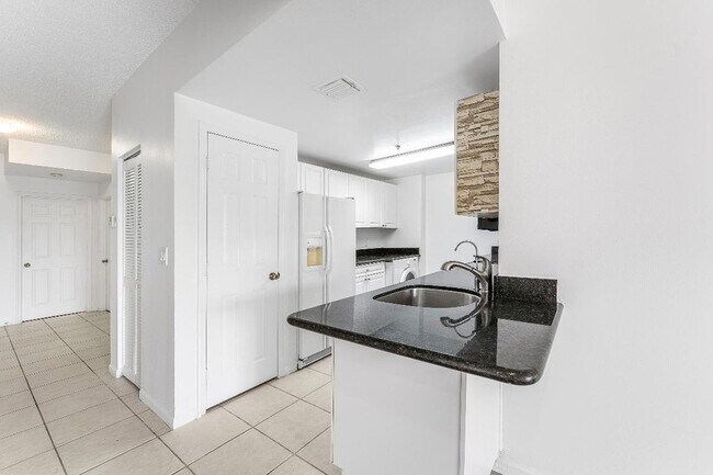 Foto del edificio - 2100 Greenview Shores Blvd