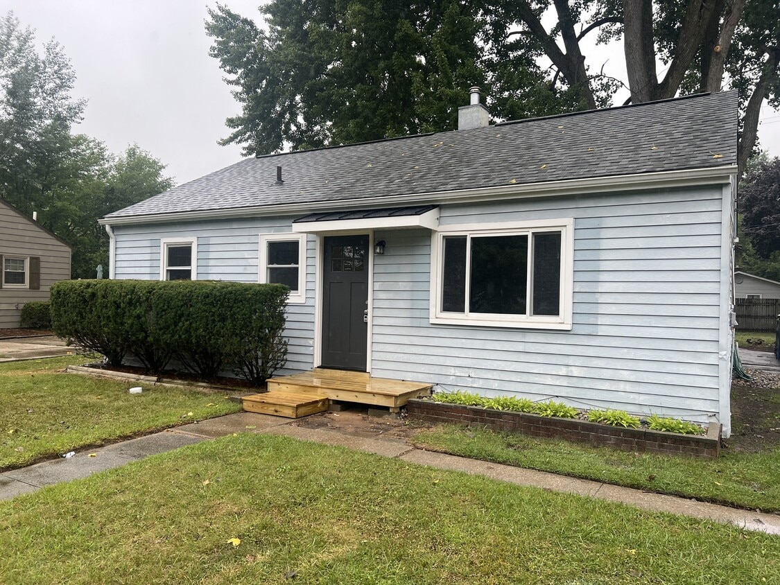 Primary Photo - 1318 E St Andrews Rd