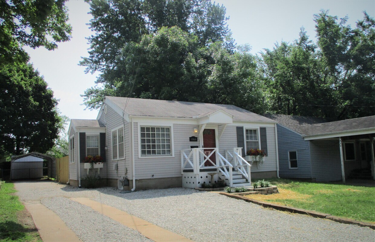 Building Photo - 1064 S Thelma Ave