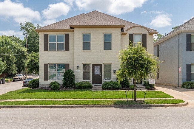 Foto del edificio - 2717 McCart Ave