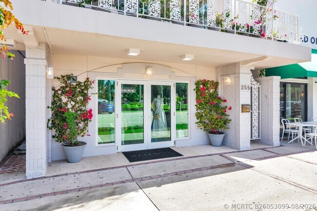 Foto del edificio - 255 Royal Poinciana Way