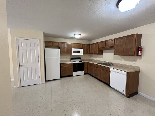 Foto del edificio - 9063 Pembroke Oak Grove Rd