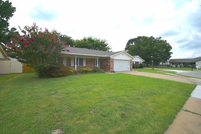 Building Photo - 1608 S 1st Pl