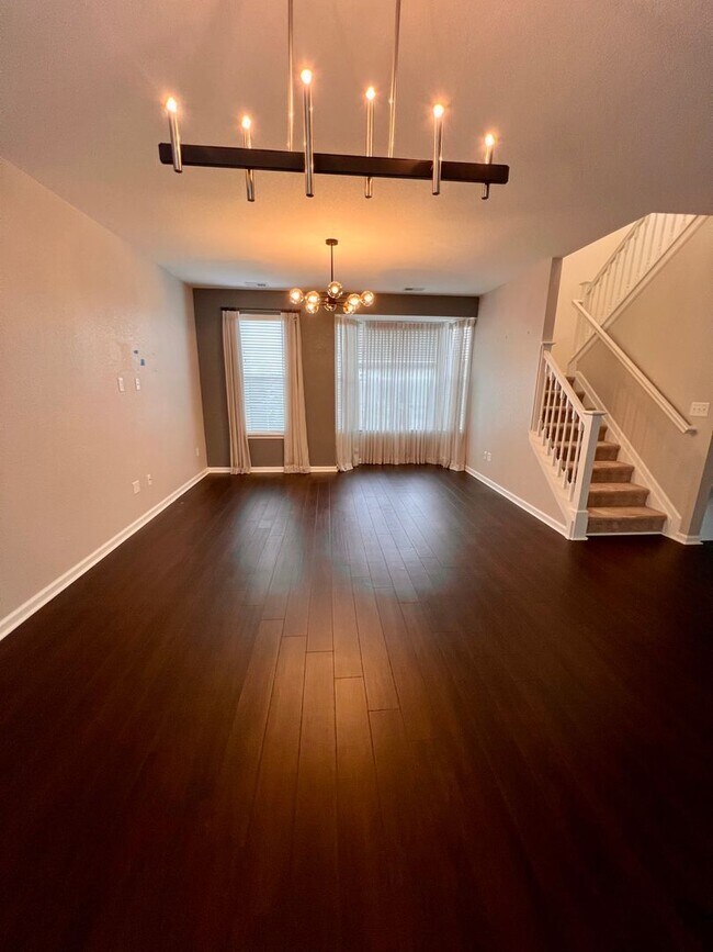 Building Photo - Gorgeous 2 bedroom condo