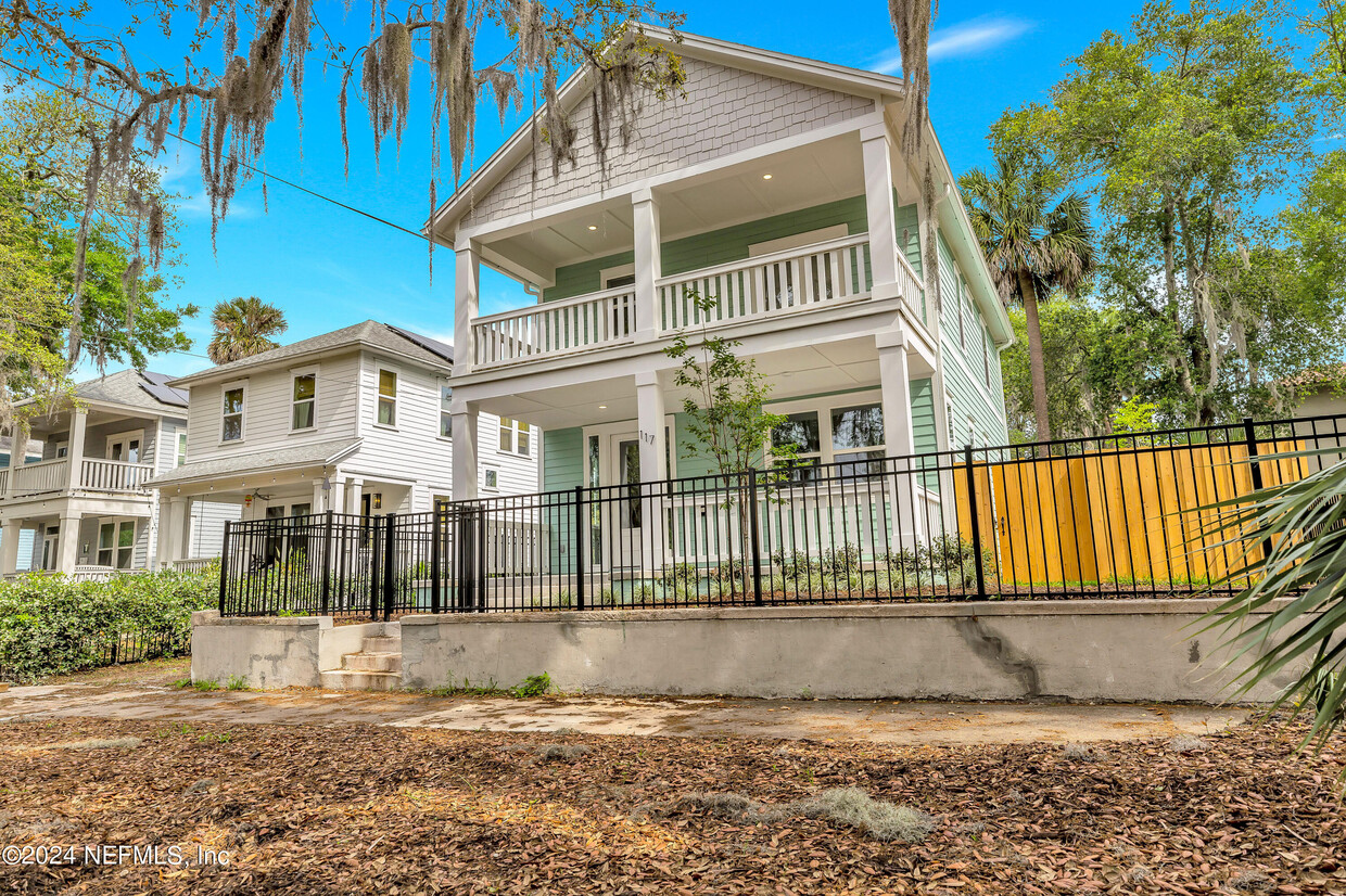 Foto principal - 117 W 3rd St