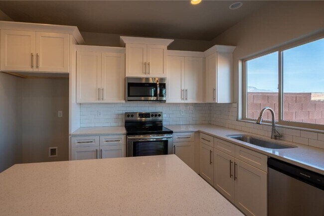 Foto del edificio - Amazing views! Like New 3 bedroom, 2.5 bath townhome, 2 car garage