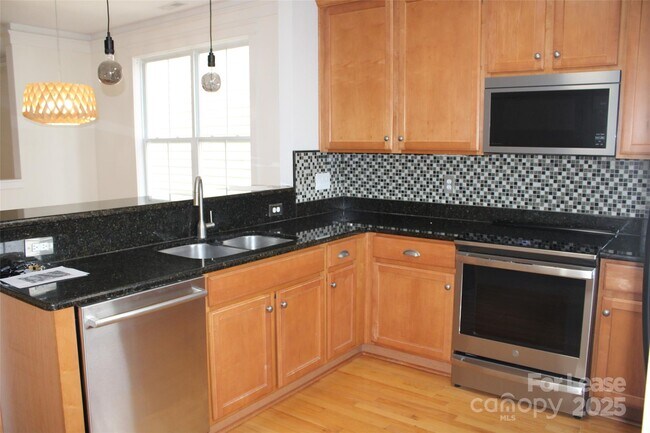 Building Photo - 541 Jetton St