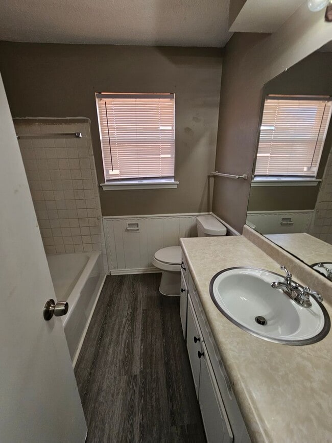 Building Photo - Spacious 3 Bedroom House in Del City