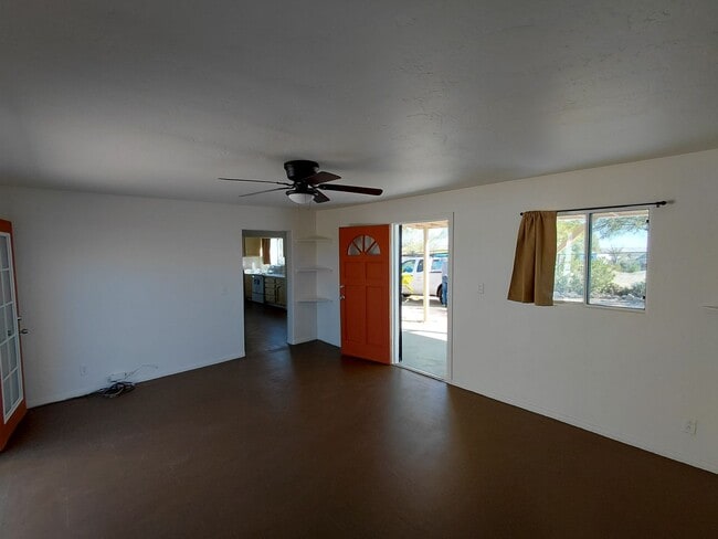 Foto del edificio - Cozy 3 Bed / 1 Bath Home with Open Space & Privacy – Ocotillo, CA