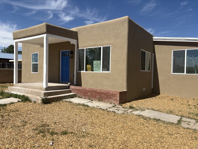 Building Photo - 1707 Espinacitas St