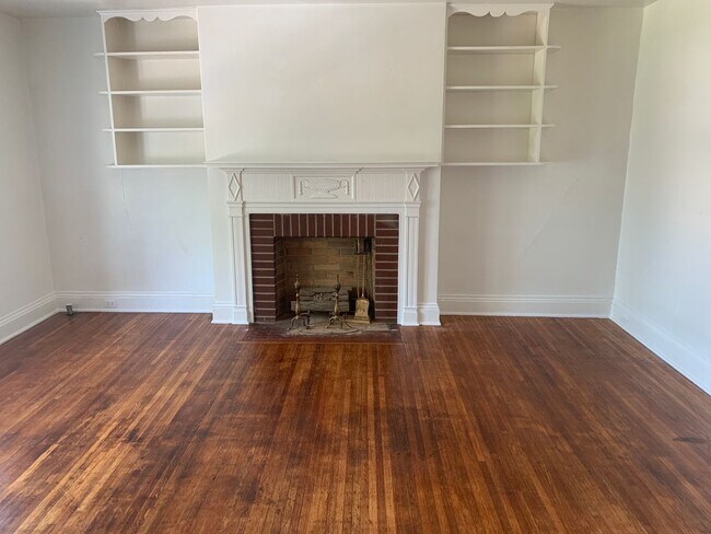 Foto del edificio - Available Now! Spacious 3rd Floor on “The ...