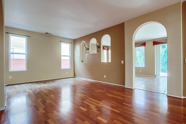 Building Photo - Available Now!! Spacious 4 Bedroom Plus a ...