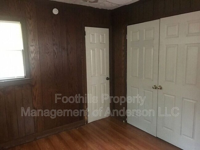 Foto del edificio - 302 Dickens Ave
