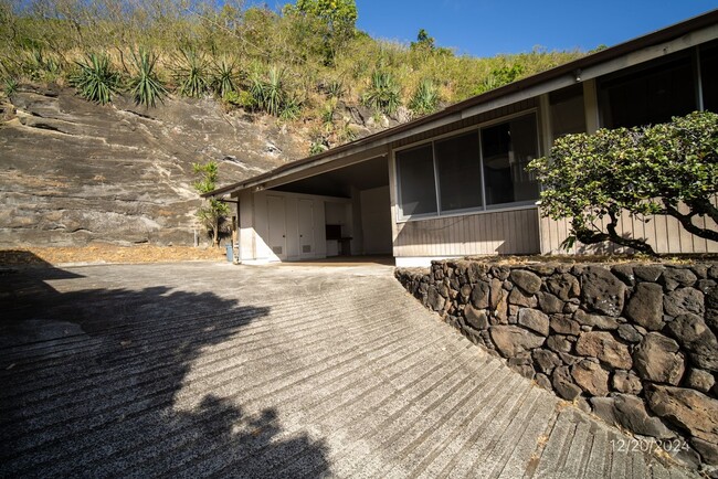 Building Photo - $5,500 / 4br - 4 BED 2.5 BATH HOME IN MANOA