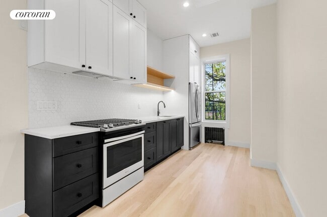 Building Photo - 110 Calyer St