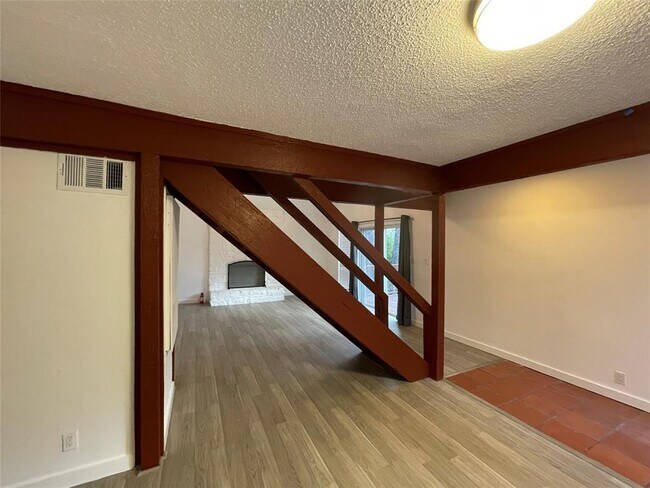 Building Photo - 2805 Vernon Ave
