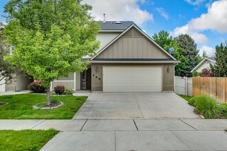 Building Photo - 688-692 N Shadowfox Pl