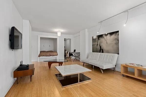 Building Photo - 142 E 16th St