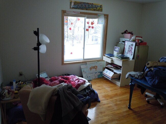 Building Photo - Beautiful 5 Bedroom In Como available Sept...