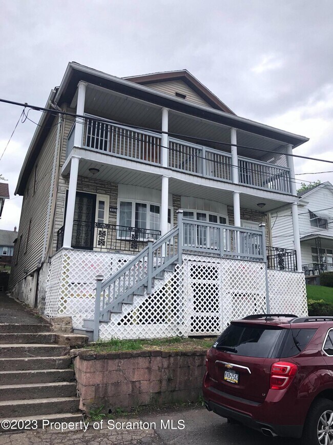 Building Photo - 905 Eynon St