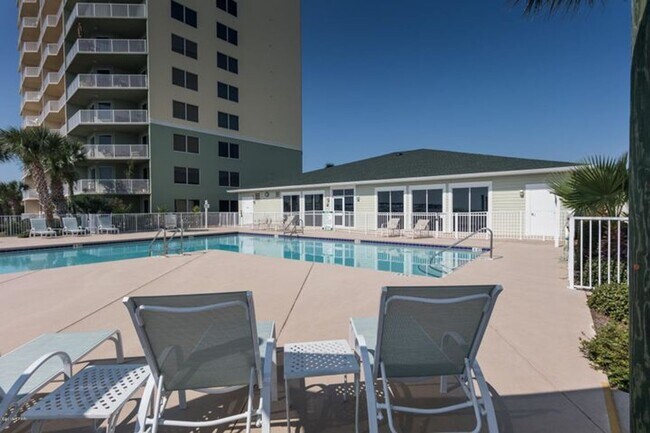 Foto del edificio - Very spacious 4 bd 3 bath Penthouse on the...
