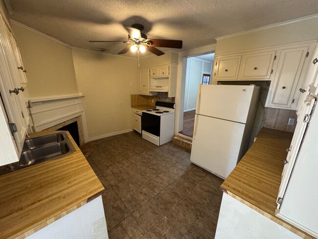 Foto del edificio - West Iredell Area - 4BR / 3BA + Carport