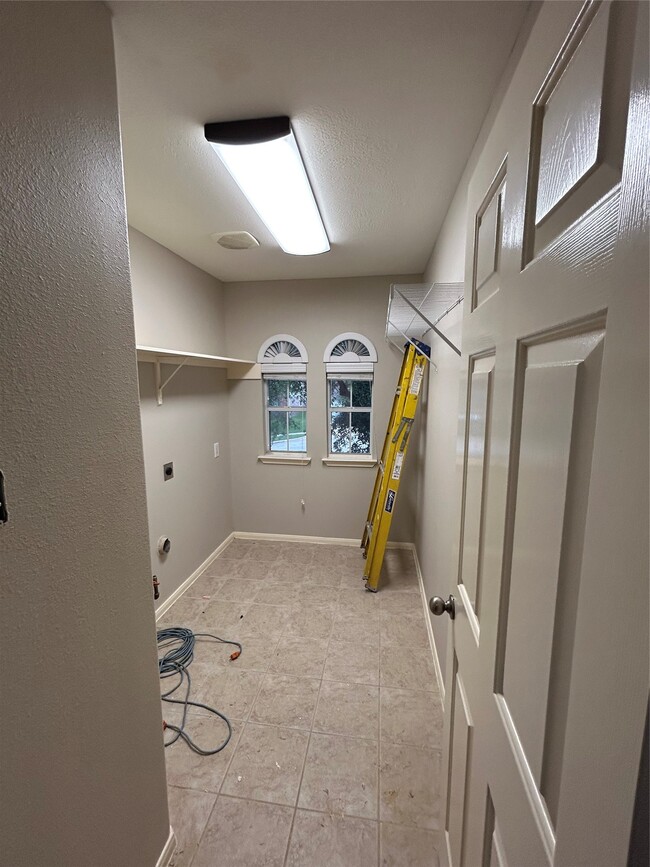 Building Photo - 5410 Spring Oak Dr