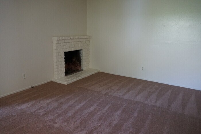 3 bedroom 1 bath duplex in the wonderful city of Fair Oaks!