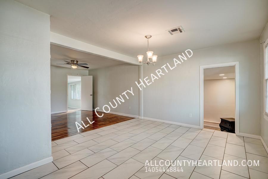 Foto principal - 2400 W Britton Rd