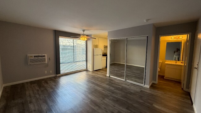 Building Photo - 7044 Hawthorn Ave
