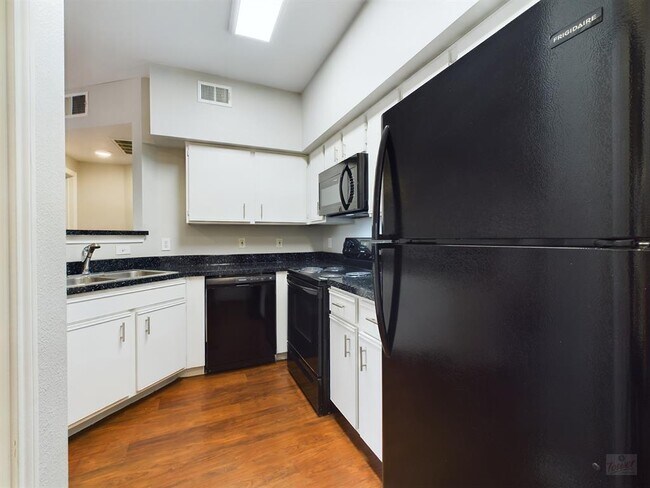 Foto del edificio - 2320 Gracy Farms Ln